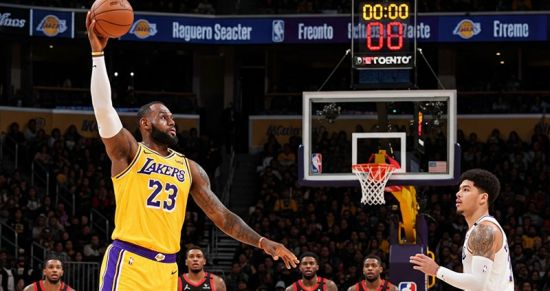 1297 матчей — и пауза: Леброн прервал серию 10+ очков, но выиграл передачей на сирене