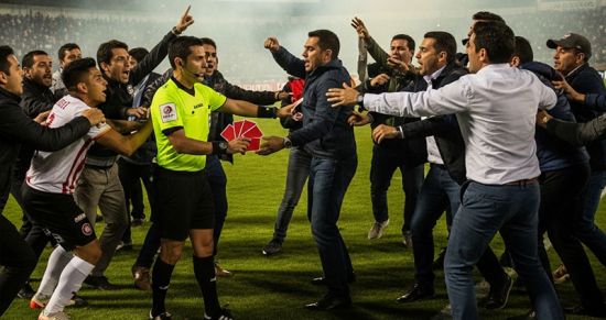 17 красных и слезоточивый газ: четвертьфинал в Боливии превратился в массовую свалку