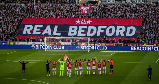 «Биткоин‑клуб» из Бедфорда идет к элите: как «Реал Бедфорд» меняет город и нервирует соседей