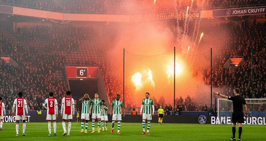 Фанатское шоу сорвало матч «Аякса» на 6‑й минуте: продолжение — во вторник без зрителей