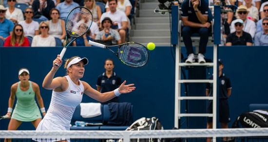 Ига Швёнтек бросила ракетку ради очка — трибуны ахнули, но судья отменил трюк