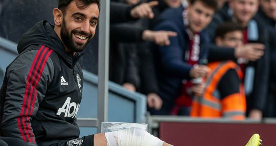 Капитан «МЮ» ушёл с травмой и поддел фанатов «Астон Виллы» прямо со скамейки