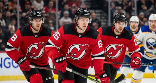 Лидер «Нью‑Джерси» Джек Хьюз возвращается после 18 матчей. С ним — Майер и Грицюк