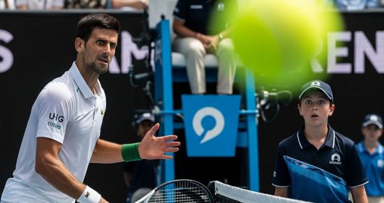 На волосок от дисквалификации: Джокович едва не угодил мячом в болл-кида в Мельбурне