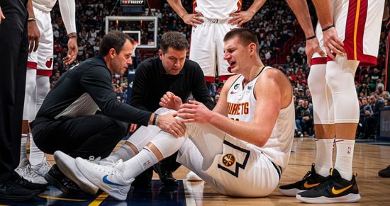 Йокич повредил колено в матче с «Майами» и не вернулся: «Денвер» ждёт обследования