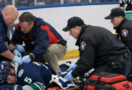 13 секунд на лёд: как «Сиэтл» спас защитника после страшного удара и не дал трагедии случиться