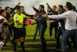 17 красных и слезоточивый газ: четвертьфинал в Боливии превратился в массовую свалку