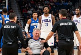 Арбитр НБА Билл Кеннеди травмировался и покинул игру «Орландо» — «Филадельфия» на коляске