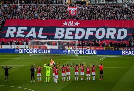 «Биткоин‑клуб» из Бедфорда идет к элите: как «Реал Бедфорд» меняет город и нервирует соседей