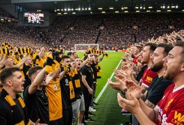 Две трибуны — одна песня: как «Ливерпуль» и «Вулверхэмптон» вместе почтили Диогу Жоту