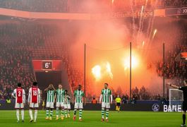 Фанатское шоу сорвало матч «Аякса» на 6‑й минуте: продолжение — во вторник без зрителей