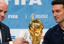 Инфантино извинился перед Скалони: тренеру велели надеть перчатки ради Кубка мира