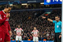 Капитан «Ливерпуля» устроил курьёз в Лиге чемпионов: ван Дейк подарил пенальти ПСВ на старте