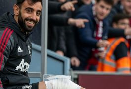 Капитан «МЮ» ушёл с травмой и поддел фанатов «Астон Виллы» прямо со скамейки