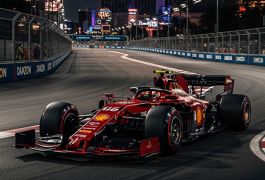 Лас‑Вегас снова удивляет: Формула‑1 тут работает. И как пилоты когда‑то рулили одной рукой