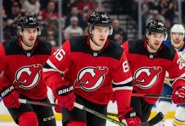 Лидер «Нью‑Джерси» Джек Хьюз возвращается после 18 матчей. С ним — Майер и Грицюк