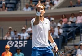 Медведев устроил громкий скандал на Открытом чемпионате США и поразил болельщиков непристойным жестом