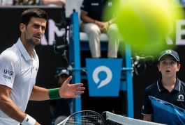 На волосок от дисквалификации: Джокович едва не угодил мячом в болл-кида в Мельбурне