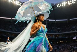 Наоми Осака превратила выход на корт в показ мод — кутюр в стиле медуз и волевая победа в Мельбурне