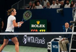 «Он явно пьян». Швёнтек просила вывести зрителя в Эр-Рияде — и уступила Анисимовой в трёх сетах