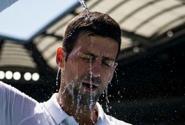 Плавились корты: Открытый чемпионат Австралии приостановил игры из‑за жары, крыши стадионов закрыли