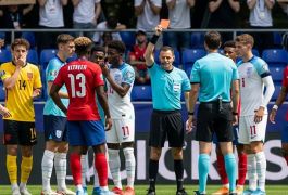 Скандал на турнире: игру сборной Англии до 17 лет остановили на 50 минут