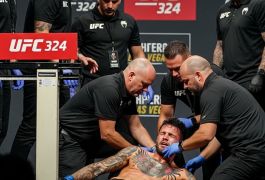 Страшные кадры на взвешивании UFC 324: боец легчайшего веса упал в обморок и отправлен в больницу