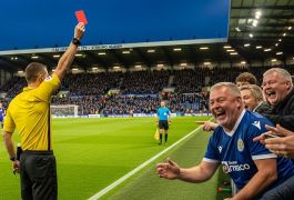 Судья показал красную карточку болельщику на матче «Эдинбург Сити» — «Стерлинг Альбион»: трибуны разразились смехом