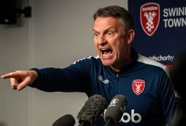 Тренер «Суиндона» взорвался: назвал ФА и Футбольную лигу «трусами» из‑за внезапного бана капитана