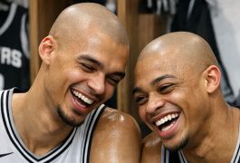 Вембаньяма и Келдон Джонсон побрились налысо после поражения — и сделали это друг другу