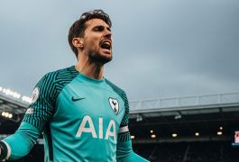 «Всегда винит других»: Каррагер разнес вратаря «Тоттенхэма» после 0:3 от «Ноттингем Форест»