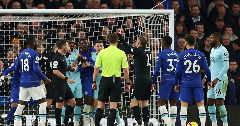 «Челси» — «Бернли» в скандале: Чалоба схватил мяч рукой