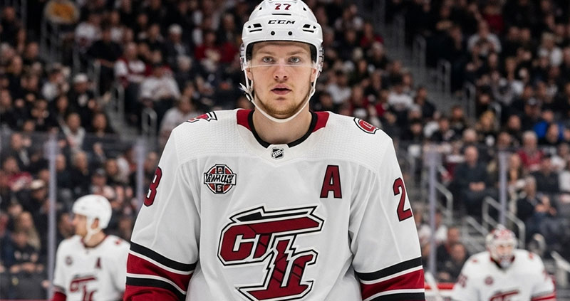 Старт Свечникова в тупике: 0 очков в 8 матчах. Что пошло не так и как «Каролина» его исправит?