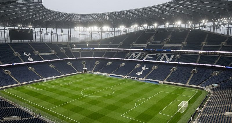 «Тоттенхэм» одержал лишь четыре победы дома за год.The original headline is translated and rewritten in concise Russian sports journalism style.