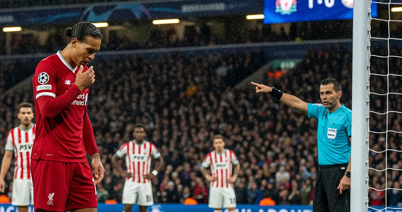 Капитан Ливерпуля ван Дейк подарил пенальти ПСВ на старте Лиги чемпионов