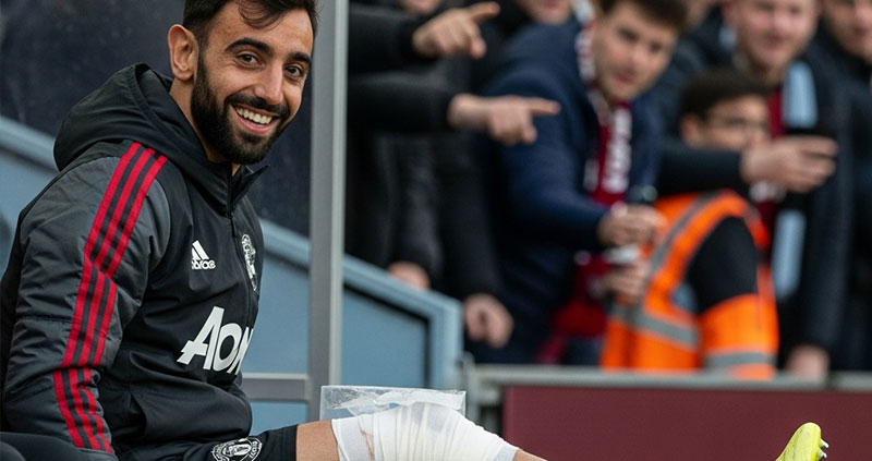 Капитан МЮ покинул игру из-за травмы и поддел болельщиков Астон Виллы со скамейки