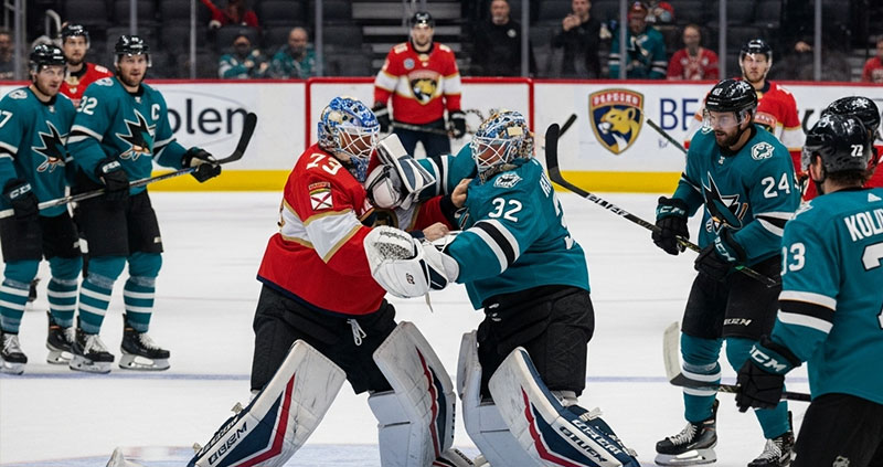 Бобровский проходит по площадке и дерётся с Недельковичем.