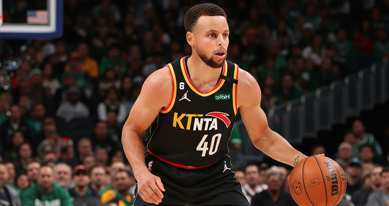 Карри вышел в кроссовках Томпсона на Рождество — стильный привет Сплэш Бразерс