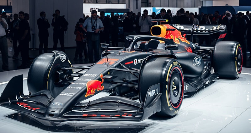 Ред Булл меняет формулу успеха: болид‑2026 с толкающей подвеской и моторами Форда покажут в Детройте