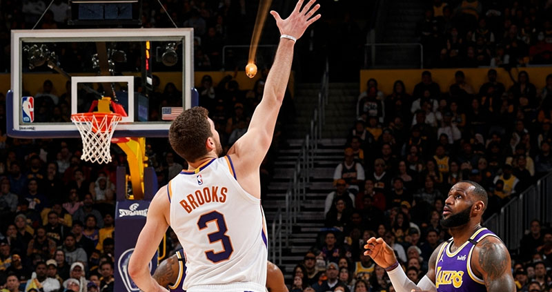Санз встанут горой за Брукса: трёхочковый в клатче, стычка с Джеймсом и удаление в концовке