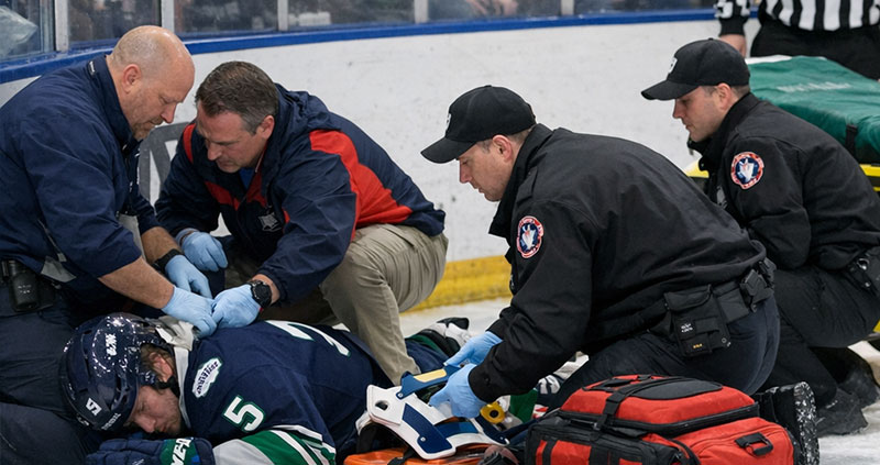 Сиэтл спас защитника после страшного удара на льду