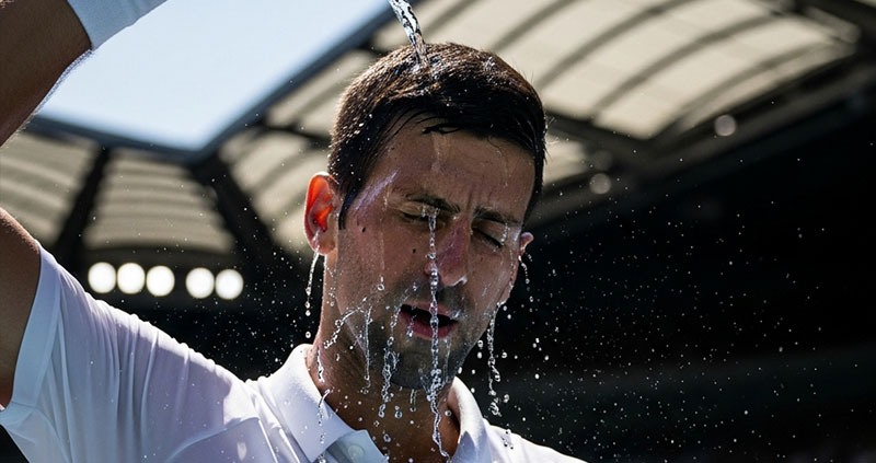 Плавились корты: Открытый чемпионат Австралии приостановил игры из-за жары, крыши стадионов закрыли